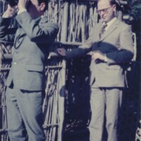 瞑想台からは諏訪湖が見えたはず。ポーズが決まっている。さすがです。