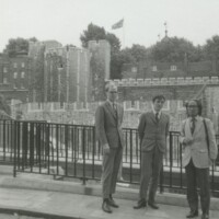 撮影:松澤久美子 ロンドン塔を背景に。