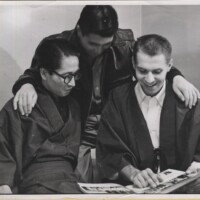 アメリカ滞在時の友人たちと。友人と二人浴衣のようなものを着ている。