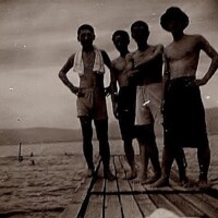 諏訪湖で友人たちと。左端が宥。 代替テキストです