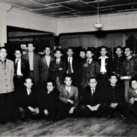 当日参加者を撮ったものか。左端が松澤。後列左から3番目の長身の男性は詩人田村隆一。