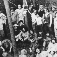 撮影:羽永光利 若いアーティスト、評論家が夜を徹してフリーパーティを行った。松澤(上中央)の右にある正方形のものは、「音会」のために瀧口修造から送られた作品。