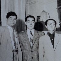 諏訪から戦前にアメリカにわたりニューヨークで成功した著名な舞踊家、新村英一氏と。
50年代に諏訪出身者がユーヨークで会うこと自体貴重な機会だったことでしょう。